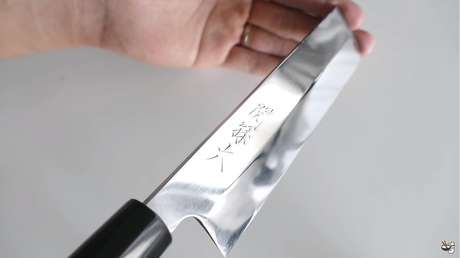 Lo estafan en la compra de un cuchillo viejo y se venga de la manera más viral