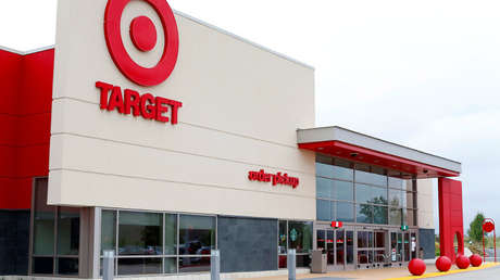 EE.UU.: Un hombre armado roba a una familia y la obliga a ir de compras junto con él