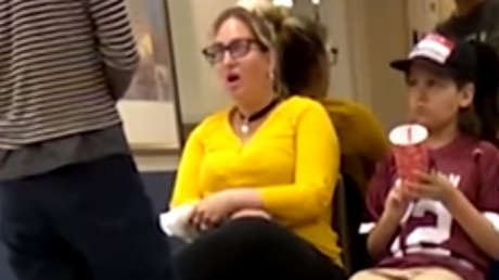 Video: Exige que le atienda un "doctor blanco" en una clínica en Canadá