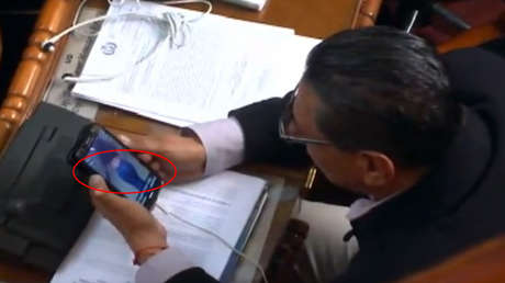 Video: Un diputado de Bolivia se disculpa por ver imágenes de mujeres en plena sesión parlamentaria