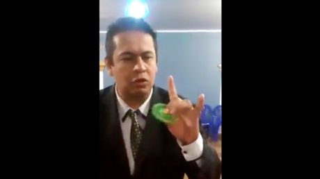 Video: Predicador llama "diabólico" al 'spinner' y pide a sus fieles quemarlo