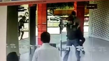 Cuando ser ladrón no es lo tuyo: un empleado de banco vence a tres atracadores con una llave