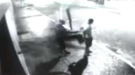 Asalta por la espalda a la persona equivocada: cuando nota su error ya era hombre muerto 