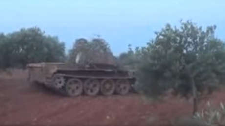 Video: Un tanque sirio en poder de terroristas explota tras disparar