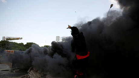 Queman camiones frente a una base militar durante una protesta 'pacífica' de la oposición venezolana