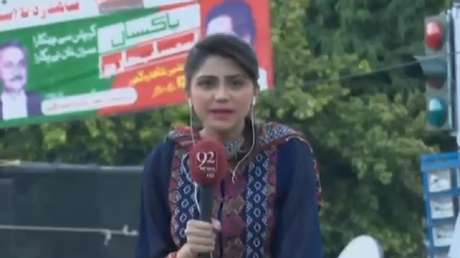 Una reportera se desmaya en vivo y cae desde una grúa