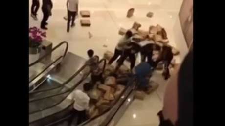 Pelea por 80 pares de zapatillas Adidas en un centro comercial chino (VIDEOS) 