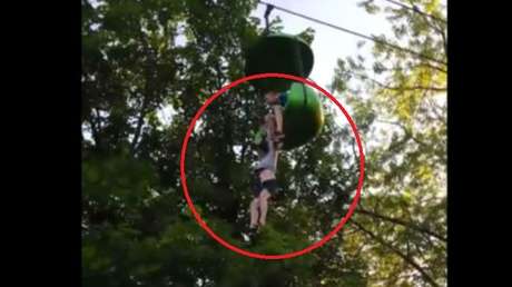 Video: el espeluznante momento en que una niña cae de una atracción en EE.UU.