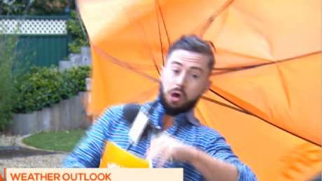 El poder de la naturaleza: el viento se lleva en directo a un presentador (VIDEO)