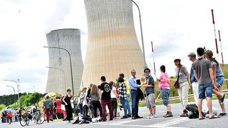 Una cadena humana de 90 kilómetros protesta contra dos viejos reactores nucleares belgas (VIDEO)