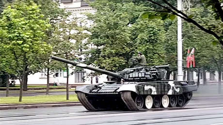 Video: Un tanque derriba un poste de luz en plena calle en Minsk