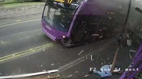 'Levántate y anda': Lo atropella un autobús, se levanta y se mete en un bar