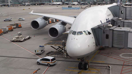 FOTO: Una pasajera de 80 años lanza monedas en el motor de un avión para obtener "suerte" 