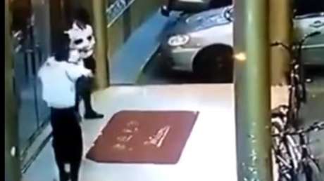 Juego fatal: Un guardia bromea con su rifle y dispara a su compañero por accidente