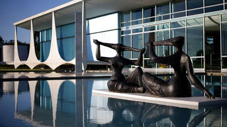 Desconocidos intentan irrumpir con un auto en la residencia del presidente de Brasil