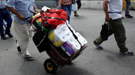 Todo incluido: Una pareja roba 14 rollos de papel higiénico, flores y alcohol en un hotel (VIDEO)