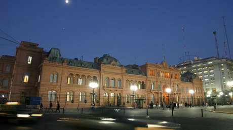 VIDEO: Un coche empuja y abre el portón de la sede presidencial argentina 
