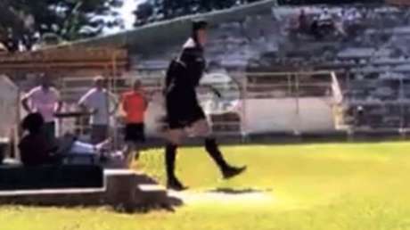 Un árbitro saca una pistola en pleno partido de fútbol