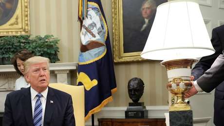 VIDEO: Un guardaespaldas 'salva' a Trump de ser golpeado por una lámpara en la Casa Blanca