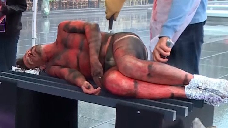 Francia: Manifestantes contra el consumo de carne montan una 'barbacoa humana' (VIDEO)