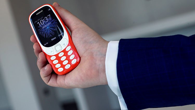 Así es el nuevo diseño del Nokia 3310 con retratos de Putin y Trump (FOTO)