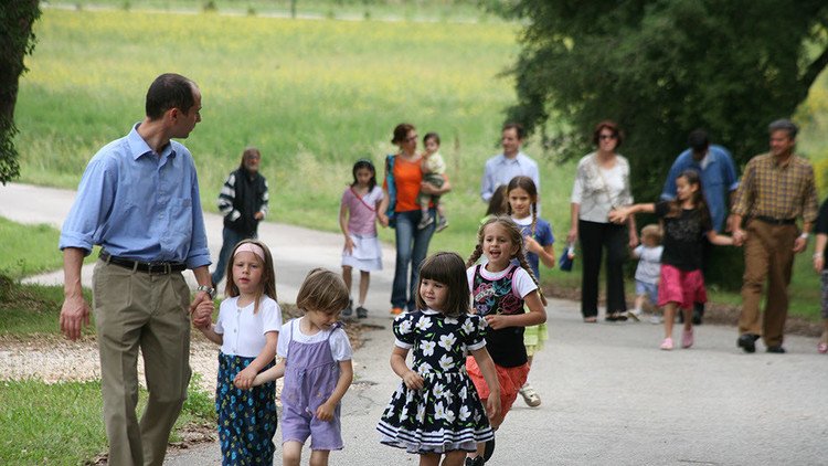 Trabajo para todos, dinero para nadie, y el Evangelio como guía: ¿Han oído hablar de Nomadelfia?