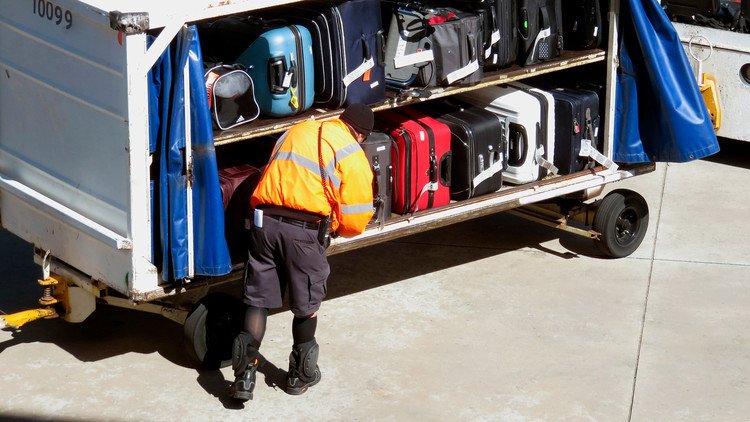 Viaja en avión y lo único que factura es una lata de cerveza 