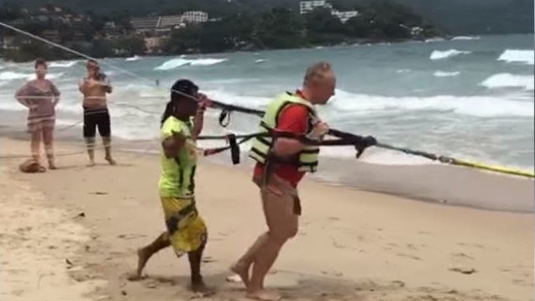 Graba la trágica muerte de su esposo cuando hacía 'parasailing'