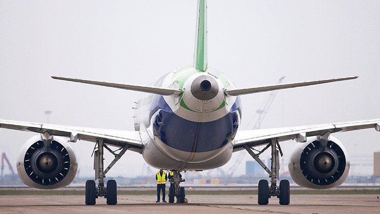 VIDEO: Empleado de un aeropuerto chino detiene a un avión con sus manos