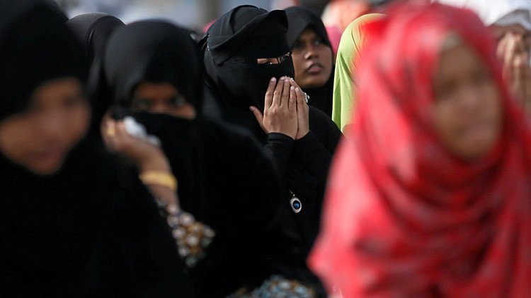 Piden arresto de una saudita por pasear con vestimenta "inmoral" y publicarlo en la Red (video)