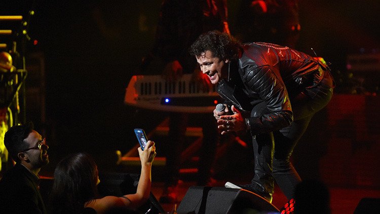 Video y memes: Una apasionada fan le roba un beso a Carlos Vives en pleno concierto