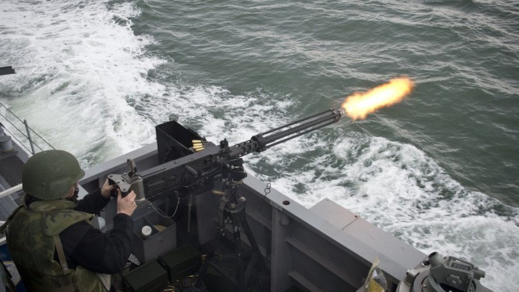 Un buque de EE.UU. efectúa disparos de advertencia contra una nave iraní en el golfo Pérsico