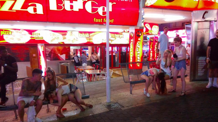 'El Paseo de la Vergüenza': Las chocantes fotos de descontrol etílico y sexual en una playa española