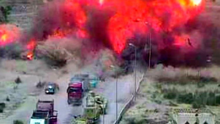 Video: Valiente tanquista aplasta con su blindado un coche terrorista repleto de explosivos