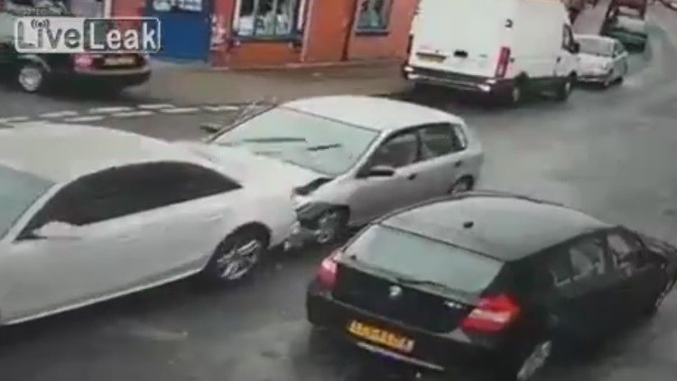 Un coche embiste a otro y sus ¿nueve? ocupantes organizan una salida cómica