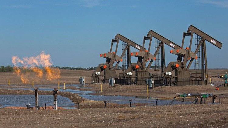 Sube el precio del crudo por la caída de las reservas de EE.UU. y el riesgo de sanciones a Venezuela