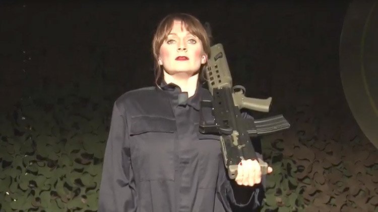 FOTOS: Rito de iniciación con abusos sexuales a una mujer soldado indigna al Reino Unido