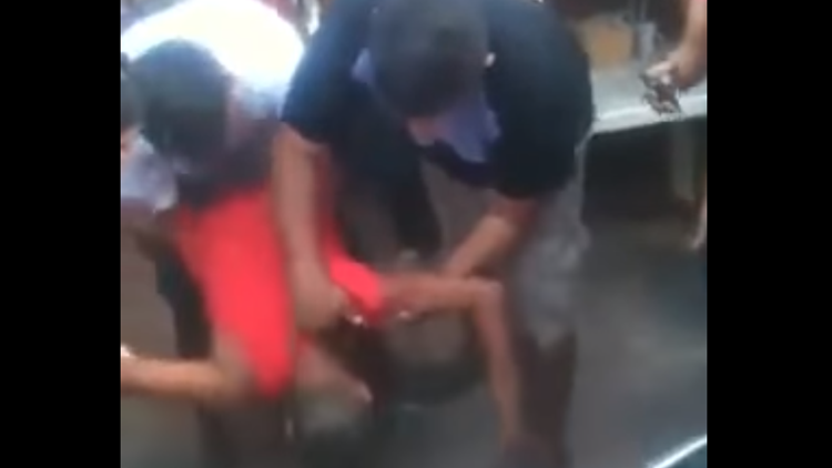 Un ladrón tiene una espantosa muerte en plena calle mientras huía de su víctima [FUERTE VIDEO]