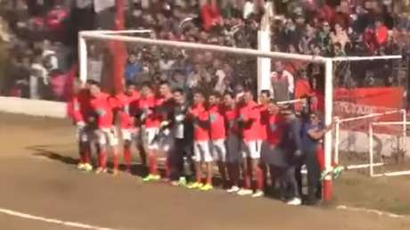 Forman una barrera con 'todo el estadio' pero Dybala hizo esta genialidad