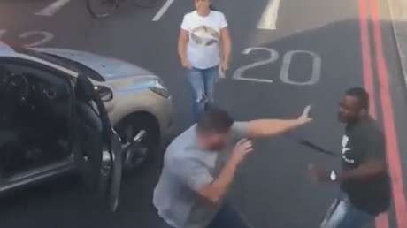 Dos conductores se enzarzan en una pelea y cortan el tráfico de una calle de Londres