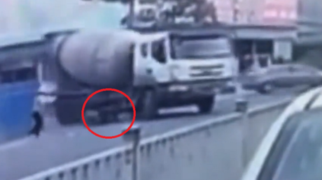 Espeluznante momento en que camión de cemento arrolla y mata a toda una familia 