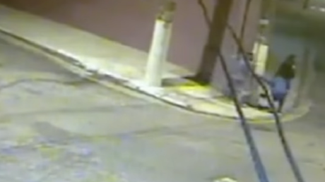 Asaltan a una joven en Brasil y antes de huir uno de ellos le exige darle un beso