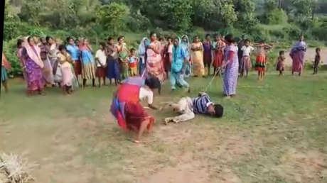 Mamás vengadoras: Varias mujeres apalean a un presunto pederasta violador