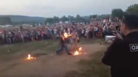 Acaba con la cara en llamas mientras realiza un espectáculo con fuego