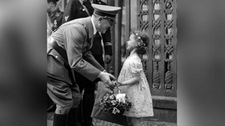 "Un lobo en mi guarida": Subastan una postal autografiada por Hitler (FOTO)