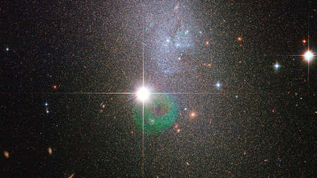 Descubren una enana roja oculta en el polvo de una estrella gigante