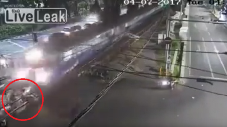 Una madre cruza con su bebé por el lugar equivocado y son arrollados por un tren