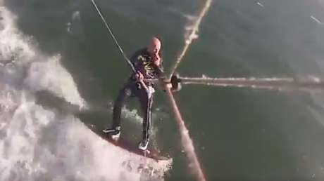 Un hombre choca contra una ballena jorobada mientras practica 'kitesurf'