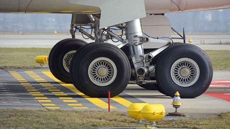 Un menor viaja de un continente a otro en el tren de aterrizaje de un Boeing