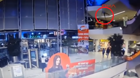 Se suicida lanzándose desde lo alto de un 'mall' y por poco provoca otra tragedia